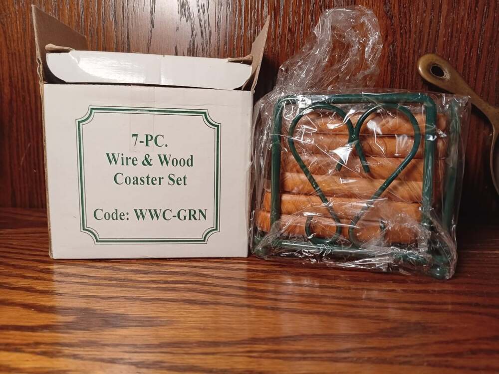 VTG Green Heart Shaped Wire Rack Wood Coaster Set New In Box 7 Piece